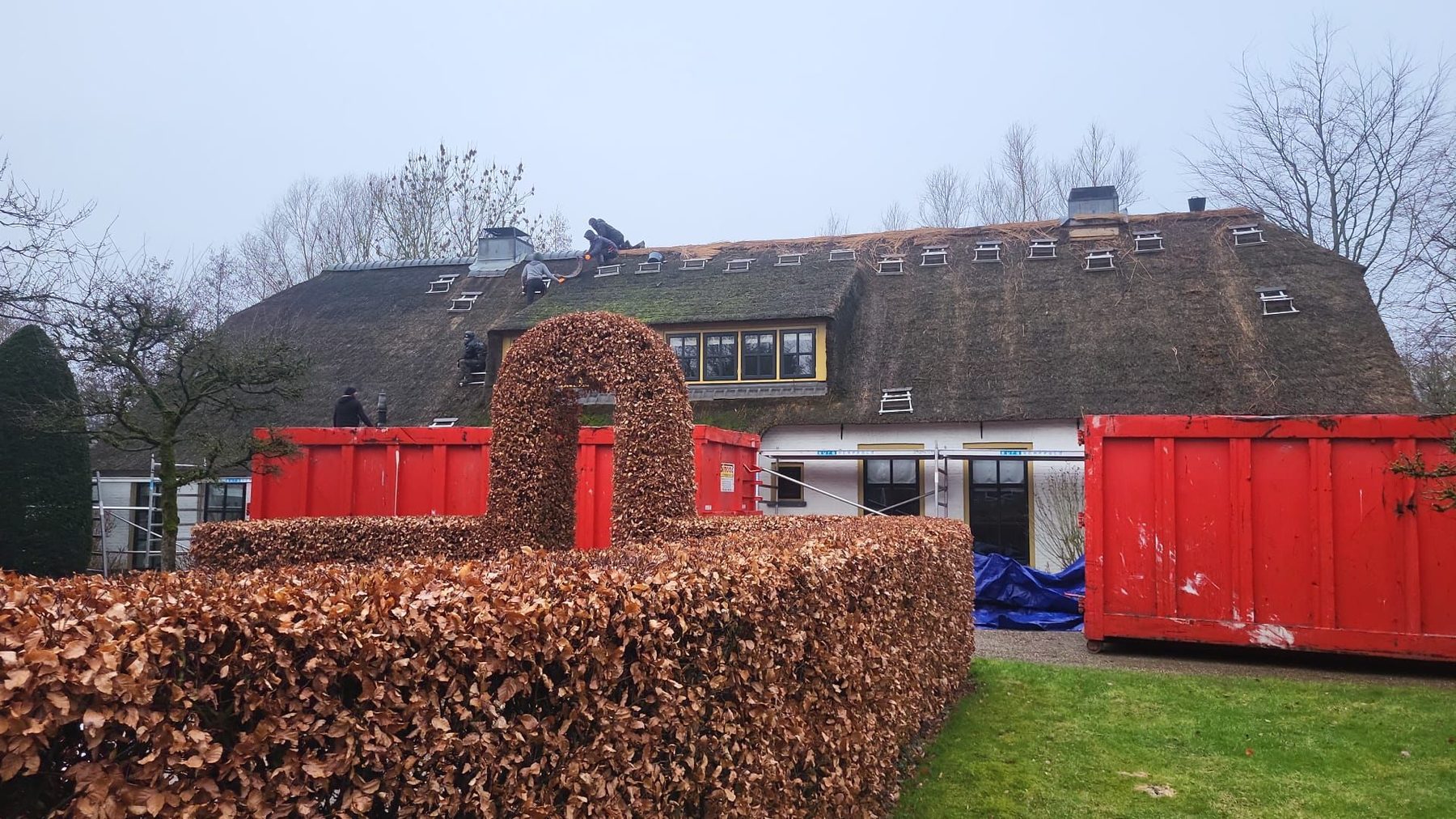 Afvoer van sloopriet met containers